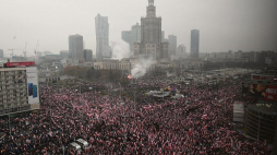 Uczestnicy Biało-Czerwonego Marszu „Dla Ciebie Polsko" i Marszu Niepodległości zbierają się na rondzie Dmowskiego w Warszawie. Fot. PAP/R. Pietruszka