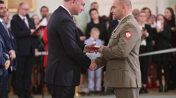 Warszawa, 21.11.2018. Dawid Cielepak (P) otrzymał Medal za Ofiarność i Odwagę z rąk prezydenta Andrzeja Dudy (L) podczas uroczystości wręczenia Krzyży Zasługi za Dzielność oraz Medali za Ofiarność i Odwagę, w Pałacu Prezydenckim w Warszawie. Fot. PAP/M. Obara