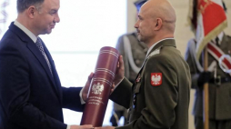 Warszawa, 10.11.2018. Mianowany na stopień generała brygady pułkownik Robert Kosowski (P) oraz prezydent Andrzej Duda (L) podczas uroczystości w Pałacu Prezydenckim w Warszawie. Fot. PAP/P. Supernak