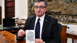 Warszawa, Kancelaria Sejmu RP, 07 11 2018. Marszałek Sejmu Marek Kuchciński prezentuje pierwszą, podpisaną w imieniu Sejmu RP specjalną kartkę pocztową, która zainaugurowała akcję „Mamy Niepodległą!". Źródło: Sejm RP 