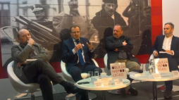 Warszawa, plac Teatralny, 07 11 2018. Debata wokół książki „Oblicza Niepodległej” wydanej przez Muzeum Historii Polski; od lewej: prof. Paweł Skibiński, prof. Antoni Dudek, prof. Michał Kopczyński i prowadzący red. Mikołaj Mirowski. Źródło: archiwum prywatne M. S.