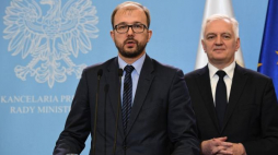 Warszawa, 14.11.2018. Wicepremier, minister nauki i szkolnictwa wyższego Jarosław Gowin (P) i wiceminister nauki i szkolnictwa wyższego Piotr Dardziński (L) podczas ogłoszenia wyników konkursu programu NAWA - Polskie Powroty, 14 bm. w KPRM w Warszawie. Program ma na celu zachęcić do powrotu polskich naukowców, którzy wzmocnią potencjał badawczy krajowych ośrodków, poprzez stworzenie warunków umożliwiających podjęcie przez nich pracy w polskich uczelniach lub jednostkach naukowych. Fot. PAP/R. Pietru