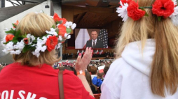 Chicago, Stany Zjednoczone 19.05.2018. Prezydent RP Andrzej Duda (na telebimie) podczas spotkania z przedstawicielami Polonii, 19 bm. w Millenium Park w Chicago. Polska para prezydencka kończy swoją kilkudniową wizytę w USA. Fot. PAP/R. Pietruszka
