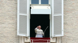 Watykan. Papież Franciszek pozdrawia wiernych na placu św. Piotra. Fot. PAP/EPA/V. Tersigni