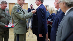 Szef Sztabu Generalnego Wojska Polskiego generał broni Rajmund T. Andrzejczak (C-L) uhonorował medalem z okazji 100-lecia SG WP szefa Urzędu do Spraw Kombatantów i Osób Represjonowanych Jana Józefa Kasprzyka (C-P). Fot. PAP/L. Szymański