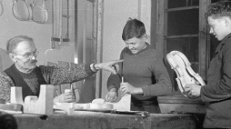 Andrzej Bednarz w Państwowej Szkole Przemysłu Drzewnego. Zakopane, 1949 r. Fot. PAP/CAF