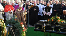 Uroczystości pogrzebowe ks. Janusza Bielańskiego na cmentarzu Salwatorskim w Krakowie. Fot. PAP/J. Bednarczyk