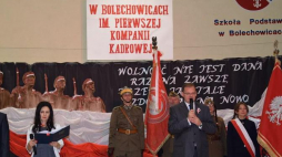 Szef UdSKiOR Jan Józef Kasprzyk podczas uroczystości nadania Zespołowi Placówek Oświatowych w Bolechowicach imienia I Kompanii Kadrowej. Źródło: Urząd do Spraw Kombatantów i Osób Represjonowanych