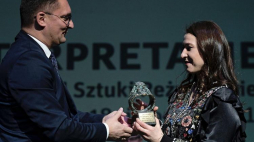 Daria Kopiec odbiera Laur Konrada, główną nagrodę XIX Ogólnopolskiego Festiwalu Sztuki Reżyserskiej "Interpretacje" w Katowicach; nagrodę wręczył prezydent Katowic Marcin Krupa. Fot. PAP/A. Grygiel