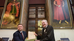 Syn autora zdjęć oraz autor publikacji zawierającej dokumentację przedwojennych gdańskich świątyń Wolfgang Deurer (P) przekazuje dyrektorowi Muzeum Gdańska Waldemarowi Ossowskiemu ponad 1200 zdjęć gdańskich zabytków wykonanych w latach 1942-1945 przez Petera Jacoba Deurera i jego zespół. Fot. PAP/R. Jocher