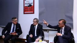 Wicepremier, minister kultury i dziedzictwa narodowego Piotr Gliński, dyrektor Instytutu Adama Mickiewicza Krzysztof Olendzki i pełnomocnik rządu ds. obchodów Stulecia Odzyskania Niepodległości, wiceminister kultury Jarosław Sellin. Fot. PAP/R. Guz