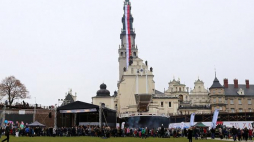 Sanktuarium Matki Bożej Częstochowskiej na Jasnej Górze przyozdobione biało-czerwoną flagą. 04.11.2018. Fot. PAP/W. Deska 