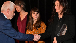 Małgorzata Szczurek (P) odebrała, z rąk profesora Marcina Cieńskiego (L) z Uniwersytetu Wrocławskiego, nagrodę dla Wydawnictwa Karakter za książkę „O krok od nich. Przekłady z poetów amerykańskich”. Fot. PAP/M. Kulczyński