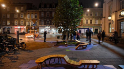 Ławeczki wykonane z drewna modrzewiowego w ramach nowej aranżacji przestrzeni przed Muzeum Etnograficznym w Krakowie. Fot. PAP/J. Bednarczyk