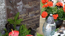 Obelisk poświęcony ks. Romanowi Kotlarzowi przed budynkiem dawnej parafii, obecnie Izbie Pamięci ks. Romana Kotlarza w miejscowości Trablice. Fot. PAP/P. Polak