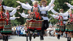 Lasowiacy ze Stalowej Woli w tanecznym korowodzie. Fot. PAP/A. grygiel