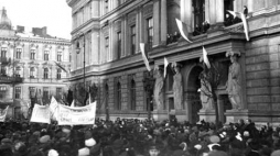 Manifestacja przed siedzibą pierwszego rządu w niepodległej Polsce – Warszawa, 14 listopada 1918 r. Fot. CAW