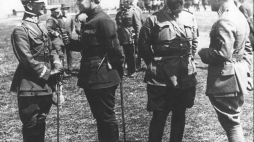 Generał Antoni Listowski (pierwszy z lewej) podczas rozmowy z atamanem Semenem Petlurą (drugi z lewej). 04.1920. Fot. NAC