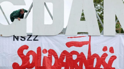Logo Solidarności na bramie Stoczni Gdańskiej. Fot. PAP/P. Wittman