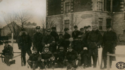 Pierwsza załoga obrońców Lwowa przed szkołą im. Henryka Sienkiewicza. Listopad 1918 r. Fot. CAW