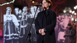 Podsekretarz stanu w Ministerstwie Kultury i Dziedzictwa Narodowego oraz generalny konserwator zabytków Magdalena Gawin podczas wernisażu wystawy "Podwójnie wolne. Prawa polityczne kobiet 1918 roku" przed Pałacem Tyszkiewiczów-Potockich w Warszawie. Fot. PAP/J. Turczyk