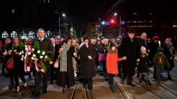 Prezydent Wrocławia Rafał Dutkiewicz (P) i ambasador Izraela w Polsce Anna Azari (centrum-L). Marsz Wzajemnego Szacunku przeszedł ulicami Wrocławia w 80. rocznicę Nocy Kryształowej. Fot. PAP/M. Kulczyński