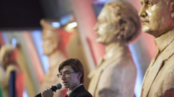 Rzeźbiarz Eliasz Dyrow przemawia podczas wernisażu wystawy rzeźb przedstawiających Ojców polskiej Niepodległości w Muzeum II Wojny Światowej w Gdańsku. Fot. PAP/A. Warżawa