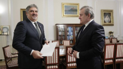 Prof. Jerzy Miziołek (L) otrzymał powołanie na stanowisko dyrektora Muzeum Narodowego w Warszawie z rąk ministra kultury prof. Piotra Glińskiego. Fot. Danuta Matloch. Źródło: MKiDN 