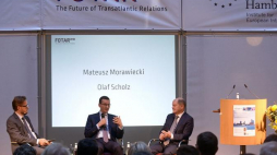 Premier Mateusz Morawiecki (C), wicekanclerz Niemiec oraz minister finansów Olaf Scholz (P) i moderator Heinrich Wefing (L) podczas dyskusji pt. „Europejska perspektywa na przyszłość stosunków transatlantyckich” w ramach konferencji FOTAR 2018 w Hamburgu. Fot. PAP/J. Kamiński