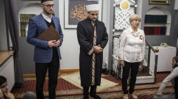 Imam Muzułmańskiej Gminy Wyznaniowej Białystok Mirzogolib Radzhabaliev (C), imam Muzułmańskiej Gminy Wyznaniowej Warszawa-Fatih Ramil Khayrov (L) i sekretarz Muzułmanskiego Związku Religijnego w RP Rozalia Bogdanowicz (P) podczas modlitwy w intencji ojczyzny w ramach wojewódzkich obchodów 100. rocznicy odzyskania niepodległości przez Polskę. Białystok, 09.11.2018. Fot. PAP/M. Onufryjuk