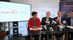 Pełnomocnik rządu ds. obchodów Stulecia Odzyskania Niepodległości RP, wiceminister kultury Jarosław Sellin (2P), dyrektor Biura Programu "Niepodległa" Jan Kowalski (P), dyrektor Narodowego Instytutu Dziedzictwa Paulina Florjanowicz (L) i wicepremier, minister kultury Piotr Gliński (2L) podczas spotkania prasowego podsumowującego weekend stulecia i najważniejsze działania zorganizowane w ramach programu wieloletniego Niepodległa. Fot. PAP/R. Pietruszka 