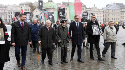 Por. Wacław Szacoń ps. Czarny (2L), prezes IPN Jarosław Szarek (3P) i autor filmu dokumentalnego „Więzy krwi” Dariusz Walusiak (2P) podczas V Krakowskich Zaduszek za Żołnierzy Wyklętych – Niezłomnych w Krakowie. Fot. PAP/J. Bednarczyk
