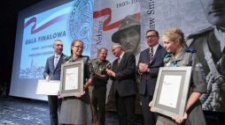 Gala finałowa I edycji konkursu Instytutu Pamięci Narodowej „Niezwyciężeni 1918-2018. Pokolenia Niepodległej” w Teatrze Polskim w Warszawie - prezes IPN Jarosław Szarek (2P), przewodniczący ZHR Grzegorz Nowik (4P) i zastępca dyrektora Biura Edukacji Narodowej IPN Waldemar Brenda (3P). Fot. PAP/L. Szymański