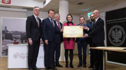 Minister obrony narodowej Mariusz Błaszczak (2L), dyrektor Wojskowego Biura Historycznego Stanisław Cenckiewicz (L), marszałek Senatu Stanislaw Karczewski (3L), wiceminister kultury Magdalena Gawin (4L), Mazowiecki Konserwator Zabytków prof. Jakub Lewicki (3P), podczas uroczystości przekazania dokumentów archiwalnych dotyczących Pałacu Saskiego przedstawicielowi Kancelarii Prezydenta RP, podsekretarzowi stanu w Kancelarii Prezydenta RP Wojciechowi Kolarskiemu (P) w Warszawie. Fot. PAP/M. Obara