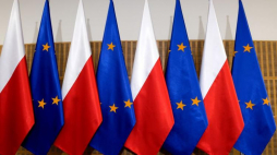 Flagi: Polski oraz Unii Europejskiej. Fot. PAP/D. Delmanowicz 
