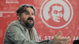Łódź, 06.11.2018. Reżyser Waldemar Zawodziński podczas konferencji prasowej dotyczącej premiery „Operetki” Gombrowicza i jubileuszu 130-lecia Teatru im. Stefana Jaracza w Łodzi. Fot. PAP/G. Michałowski