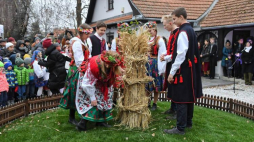 Kraków, 20.11.2018. Tradycyjne osadzanie chochoła przed Dworkiem „Rydlówka” w Krakowie. Fot. PAP/J. Bednarczyk
