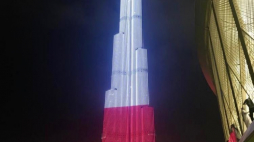 Burdż Chalifa w Dubaju rozświetlony na biało-czerwono. Źródło: Ambasada RP w Abu Zabi