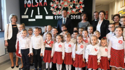 Prezydent Andrzej Duda podczas uroczystości 100. rocznicy odzyskania niepodległości i powrotu wsi orawskich do Polski zorganizowanej w szkole podstawowej im. Marii i Lecha Kaczyńskich w Podsarniu. Fot. PAP/J. Bednarczyk
