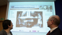 Minister edukacji narodowej Katarzyna Hall i członek zarządu Polskiej Agencji Prasowej Maciej Świrski spoglądają na prezentację portalu historycznego PAP przygotowanego z okazji 90. rocznicy odzyskania przez Polskę niepodległości. Warszawa, 05.11.2008.  PAP/P. Kula