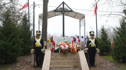 Obchody 188. rocznicy Powstania Listopadowego przed Pomnikiem Bitwy pod Olszynką Grochowską w Warszawie. Fot. PAP/R. Guz