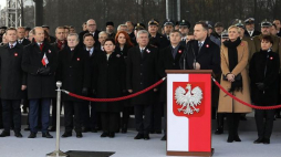 Prezydent Andrzej Duda przemawia podczas uroczystej odprawy wart przed Grobem Nieznanego Żołnierza w Warszawie w Święto Niepodległości. 11.11.2017. Fot. PAP/P. Supernak 