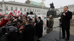 Prezydent Andrzej Duda przemawia przed Pałacem Prezydenckim, w ramach obchodów Święta Niepodległości w Warszawie. 11.11.2018. Fot. PAP/P. Supernak
