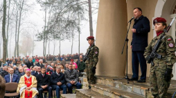 Prezydent Andrzej Duda (P) podczas uroczystości na cmentarzu wojennym nr 171 w Łowczówku. 04.11.2018. Fot. PAP/P. Topolski