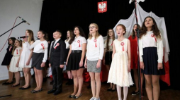 Uczniowie i nauczyciele Publicznej Szkoły Podstawowej nr 4. Fot. PAP/L. Szymański