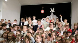 Minister edukacji narodowej Anna Zalewska wspólnie z uczniami, nauczycielami Publicznej Szkoły Podstawowej nr 4 im. Ireny Szewińskiej w Pułtusku oraz zaproszonymi gośćmi uczestniczyła w finale akcji „Rekord dla Niepodległej. Fot. PAP/L. Szymański