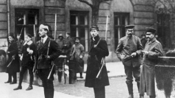 Rozbrajanie Niemców w Warszawie - warta studentów. W głębi widoczni rozbrojeni żołnierze niemieccy. 11.1918. Fot. NAC