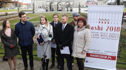 Prezes Stowarzyszenia Saski 2018 Jerzy Bombczyński (3P) oraz  Aneta Chałuś (L), Baciej Budzýński (2L), Maria Wardzyńska (3L), Mariusz Banaś (4L), Jakub Celejewski (2P) i Joanna Borowska (P) podczas briefingu prasowego w okolicy Grobu Nieznanego Żołnierza w Warszawie. Fot. PAP/T. Gzell