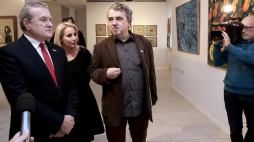 Wicepremier, minister kultury Piotr Gliński (L), wiceprezes fundacji „Republika Marzeń” Jan Bończa-Szabłowski (3L) i dyrektor galerii Alicja Wasilewska (2L) zwiedzają wystawę „Bruno Schulz – artysta nienazwany” prezentowaną w Płockiej Galerii Sztuki. Fot. PAP/M. Bednarski