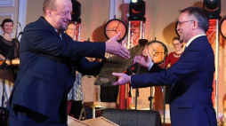 Wiceminister kultury Jarosław Sellin (P) i przewodniczący komitetu sterującego EV100 (program związany z obchodami 100. rocznicy uzyskania przez Estonię niepodległości) Toomas Kiho (L) podczas uroczystości wręczenia kannel i cymbałów – tradycyjnych estońskich i polskich instrumentów. Fot. PAP/J. Turczyk